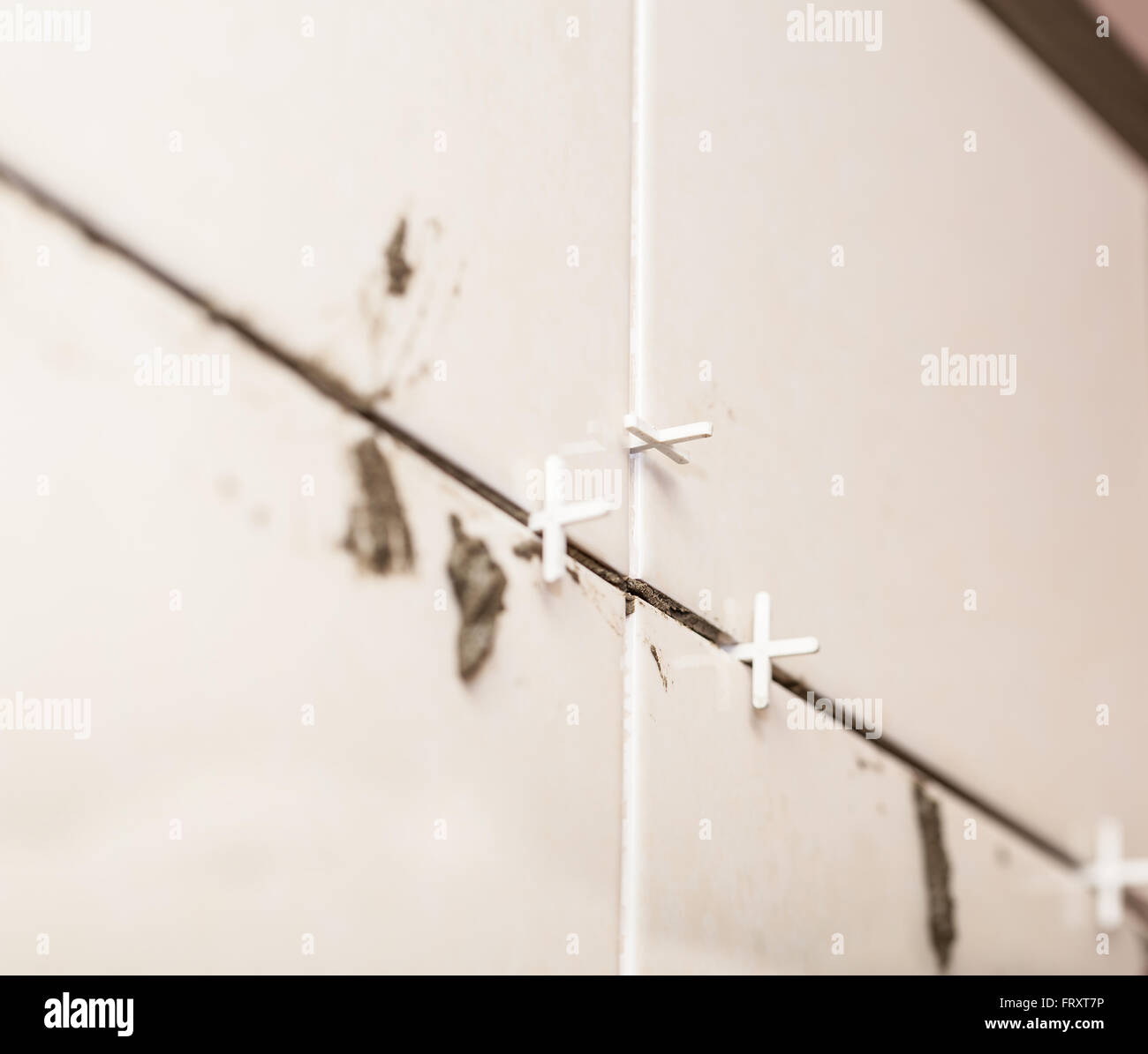 keramische Fliesen an der Wand in einem schmutzigen Zement Stockfoto