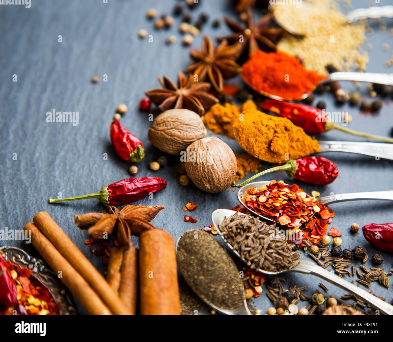 Indische Gewürze mit Muskatnuss Closeup, Zimt, Anis, Chili Flocken, Kümmel und Koriander Stockfoto