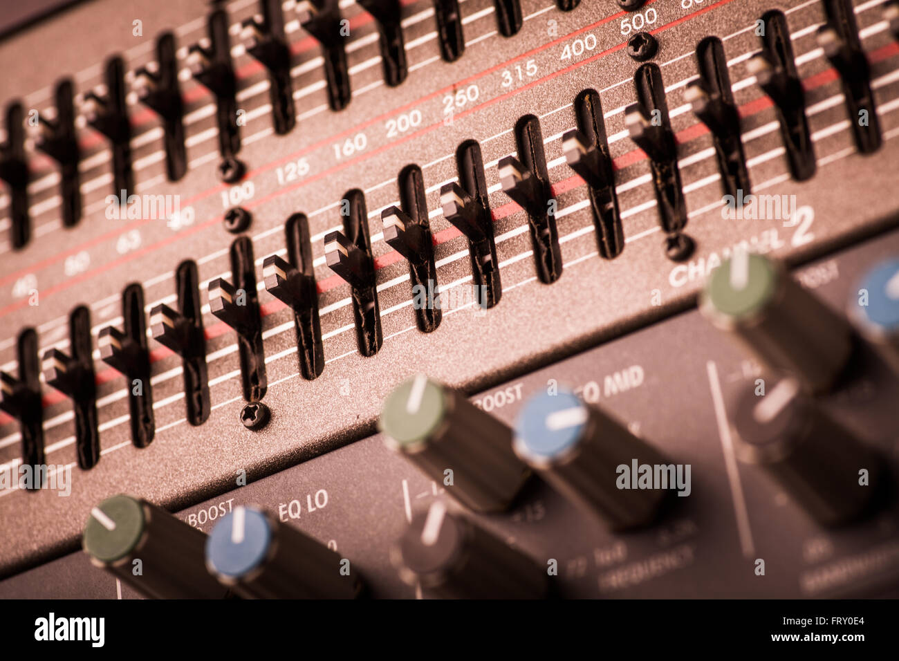 Farbbild des viele Tasten in einem sound-Aufnahme-Studio. Stockfoto