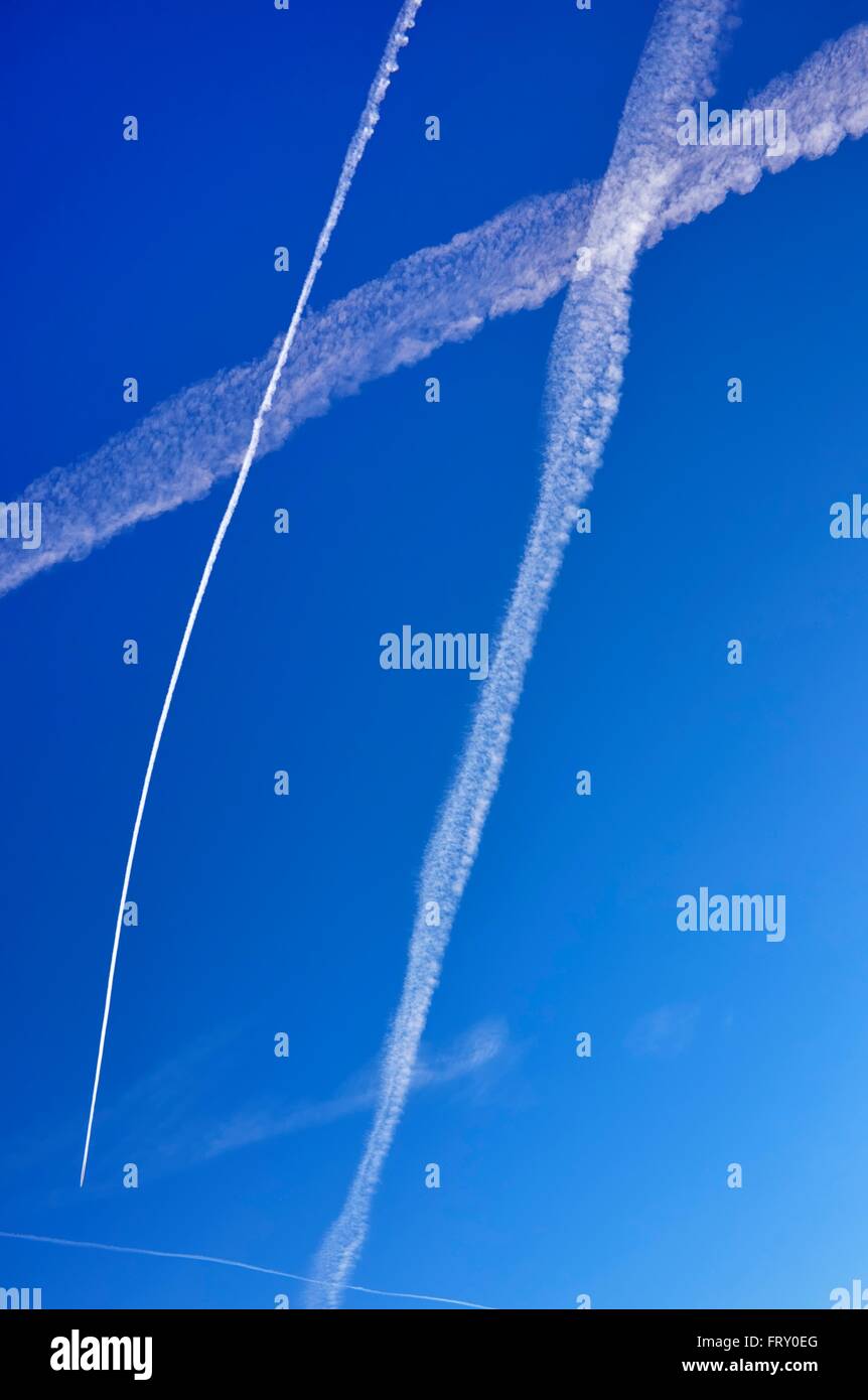 Kondensstreifen von Jet-Flugzeugen in den blauen Himmel, Deutschland Stockfoto