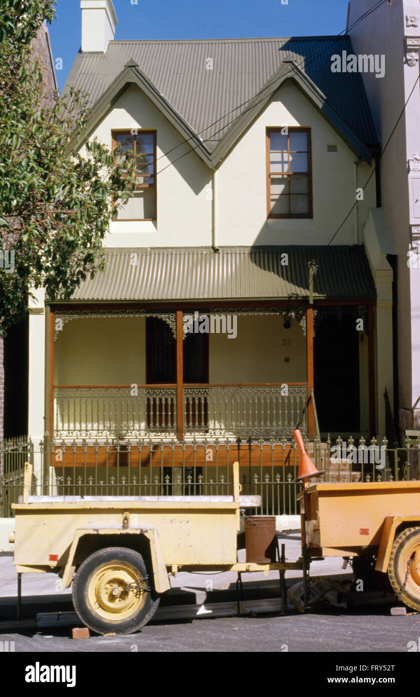 Gelben Truck vor kleinen kalifornischen Haus mit einer Terrasse über der Veranda geparkt Stockfoto