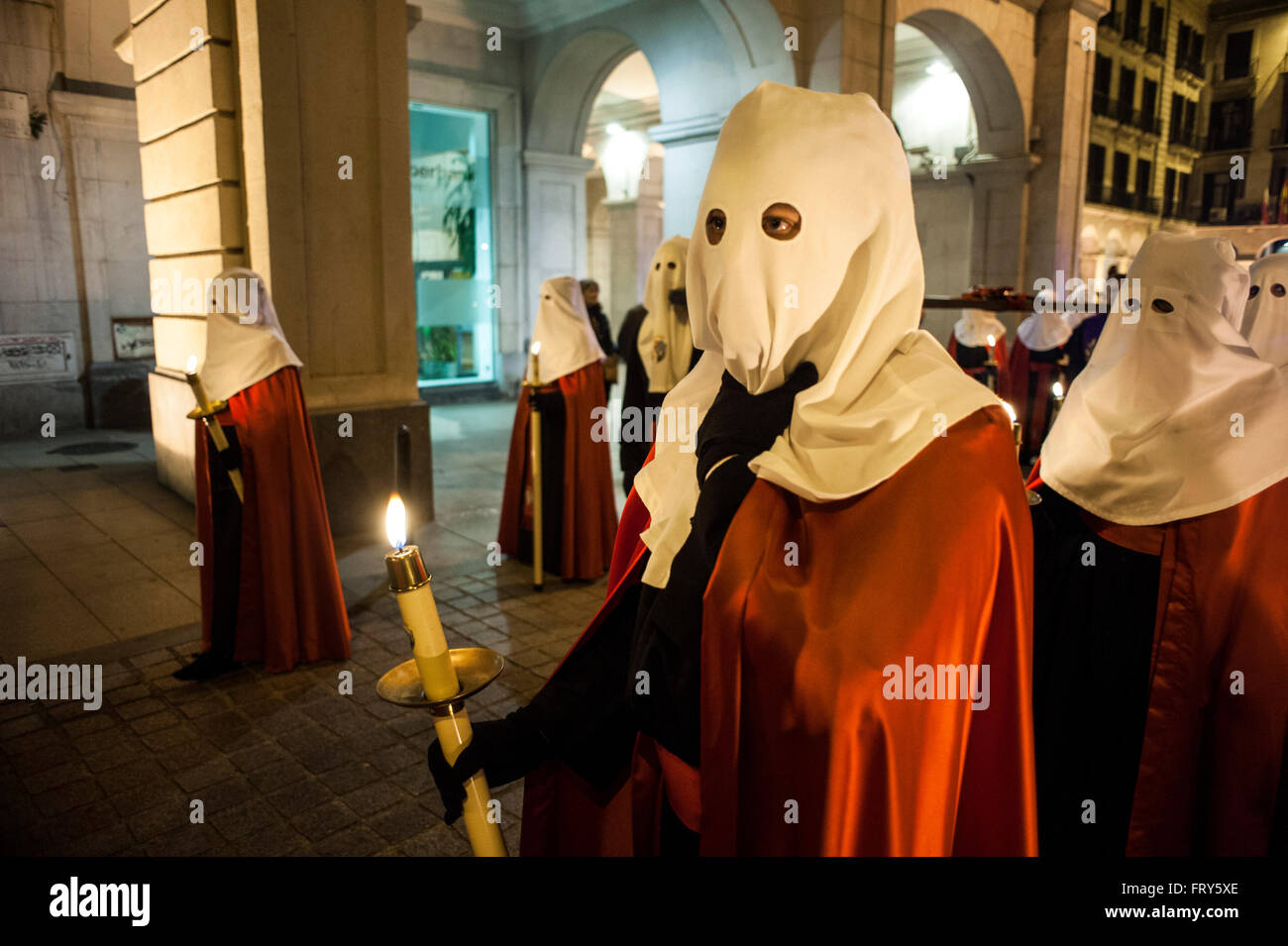 Santander, Spanien. 23. März 2016.  Die Prozession des Heiligen Barmherzigkeit strömt durch die Straßen von Santander in der Nacht des Heiligen Mittwoch Credit: JOAQUIN GOMEZ SASTRE/Alamy Live News Stockfoto