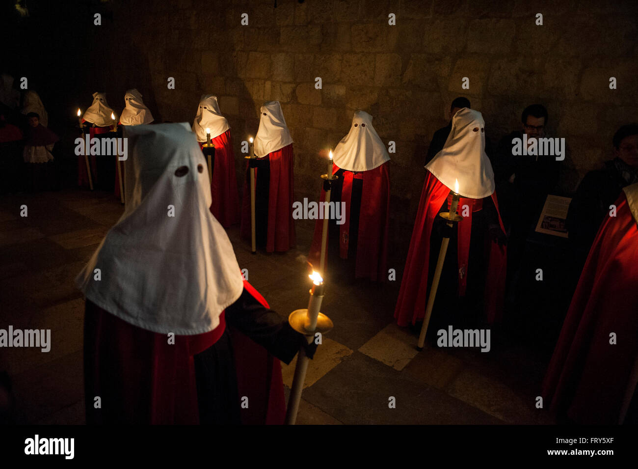 Santander, Spanien. 23. März 2016.  Nazarener der Bruderschaft der Heiligen Bestattung gemacht Teil des Procesionnocturna der Barmherzigkeit in das Kloster von der Kathedrale von Santander © JOAQUIN GÓMEZ SASTRE Credit: JOAQUIN GOMEZ SASTRE/Alamy Live News Stockfoto