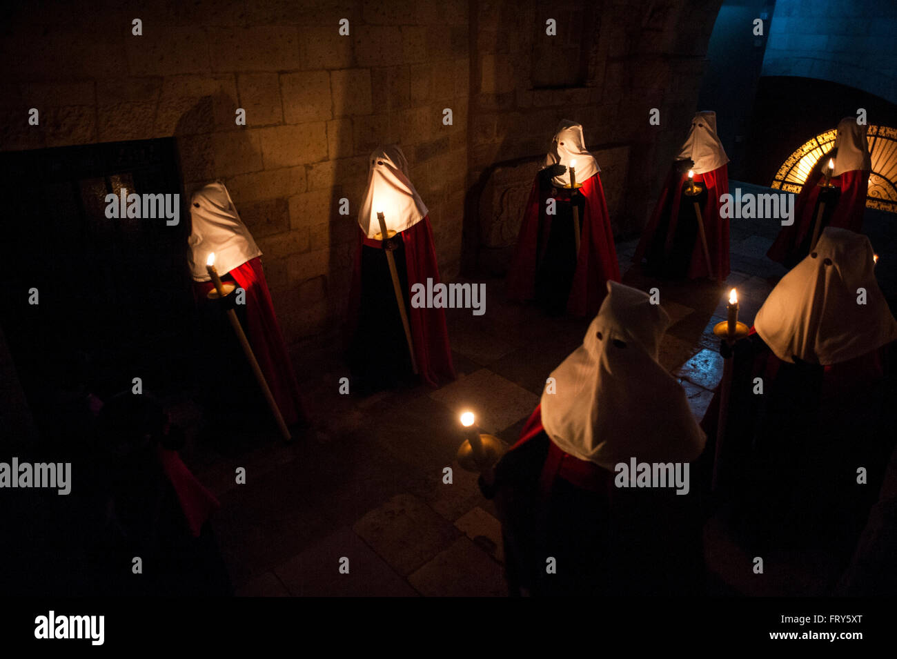 Santander, Spanien. 23. März 2016.  Nazarener der Bruderschaft des Heiligen Trauerzug ließ die Nacht der Barmherzigkeit in der Kreuzgang der Kathedrale von Santander Kredit: JOAQUIN GOMEZ SASTRE/Alamy Live News Stockfoto