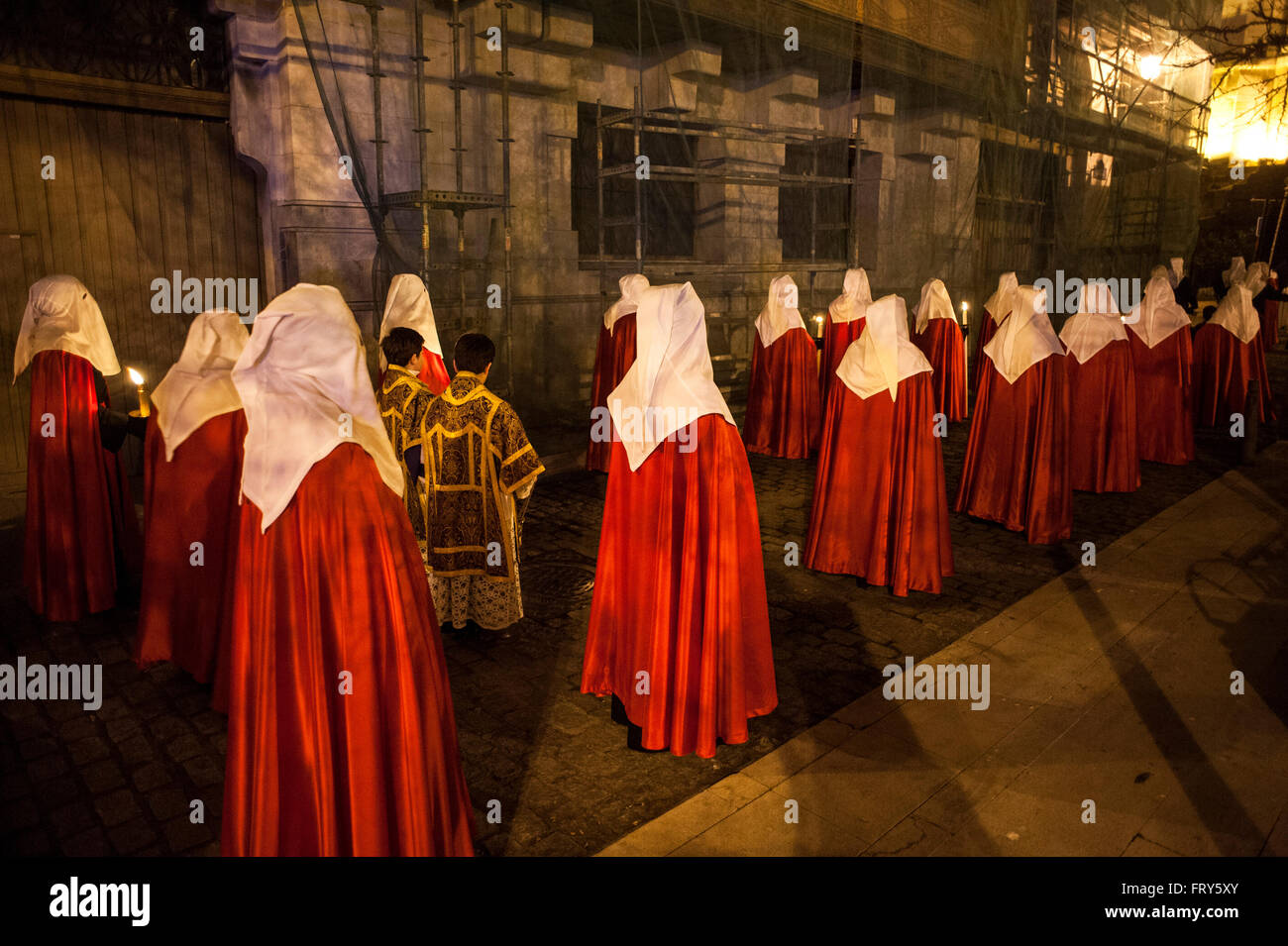 Santander, Spanien. 23. März 2016.  Nazarener der Bruderschaft der Heiligen Beerdigung parade durch die Straßen von Santander in der Nacht vom Heiligen Mittwoch Credit: JOAQUIN GOMEZ SASTRE/Alamy Live News Stockfoto