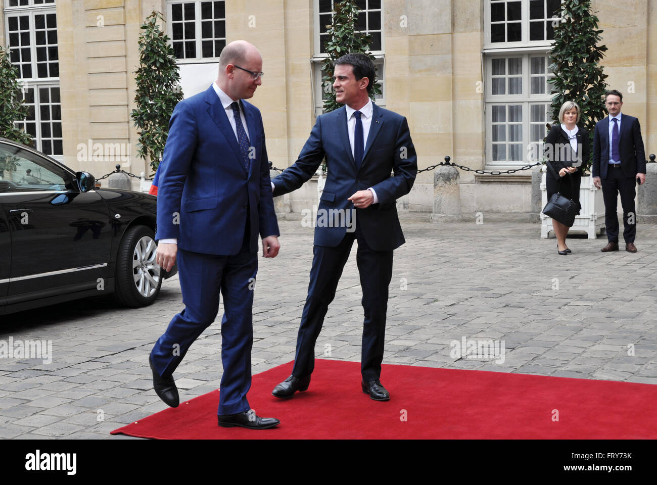 Französische Premierminister Manuel Valls, Recht, begegnet seinem tschechischen Amtskollegen Bohuslav Sobotka in Paris, Frankreich, am Donnerstag, 24. März 2016. (CTK Foto/Mailand Syrucek) Stockfoto