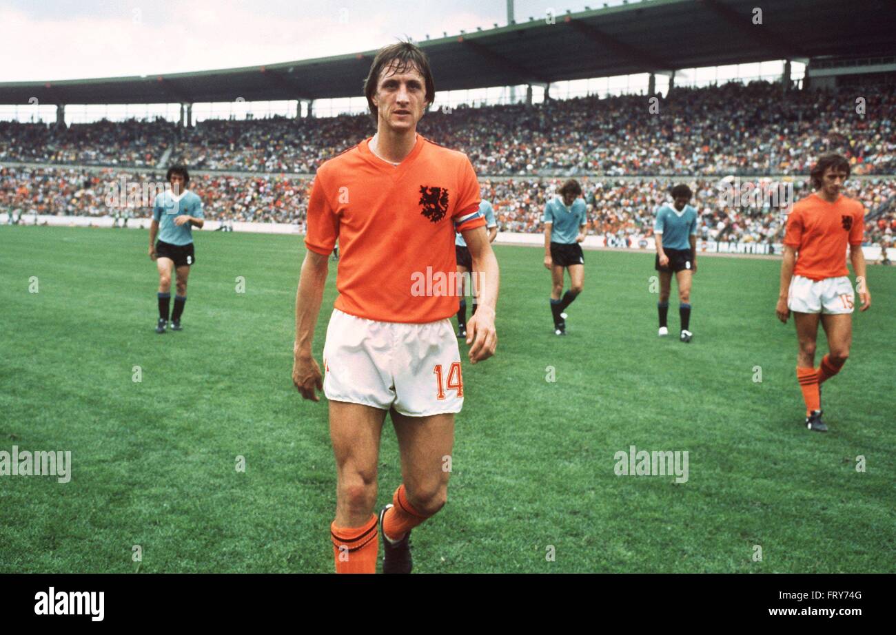 Team-Kapitän von der niederländischen Fußball-Nationalmannschaft Johan Cruyff (C), verlässt das Spielfeld nach dem Gewinn der FIFA WM 1974 vorläufige Vorrundenspiel (Gruppe III) mit 2:0 gegen Ururguay am 15. Juni. Stockfoto
