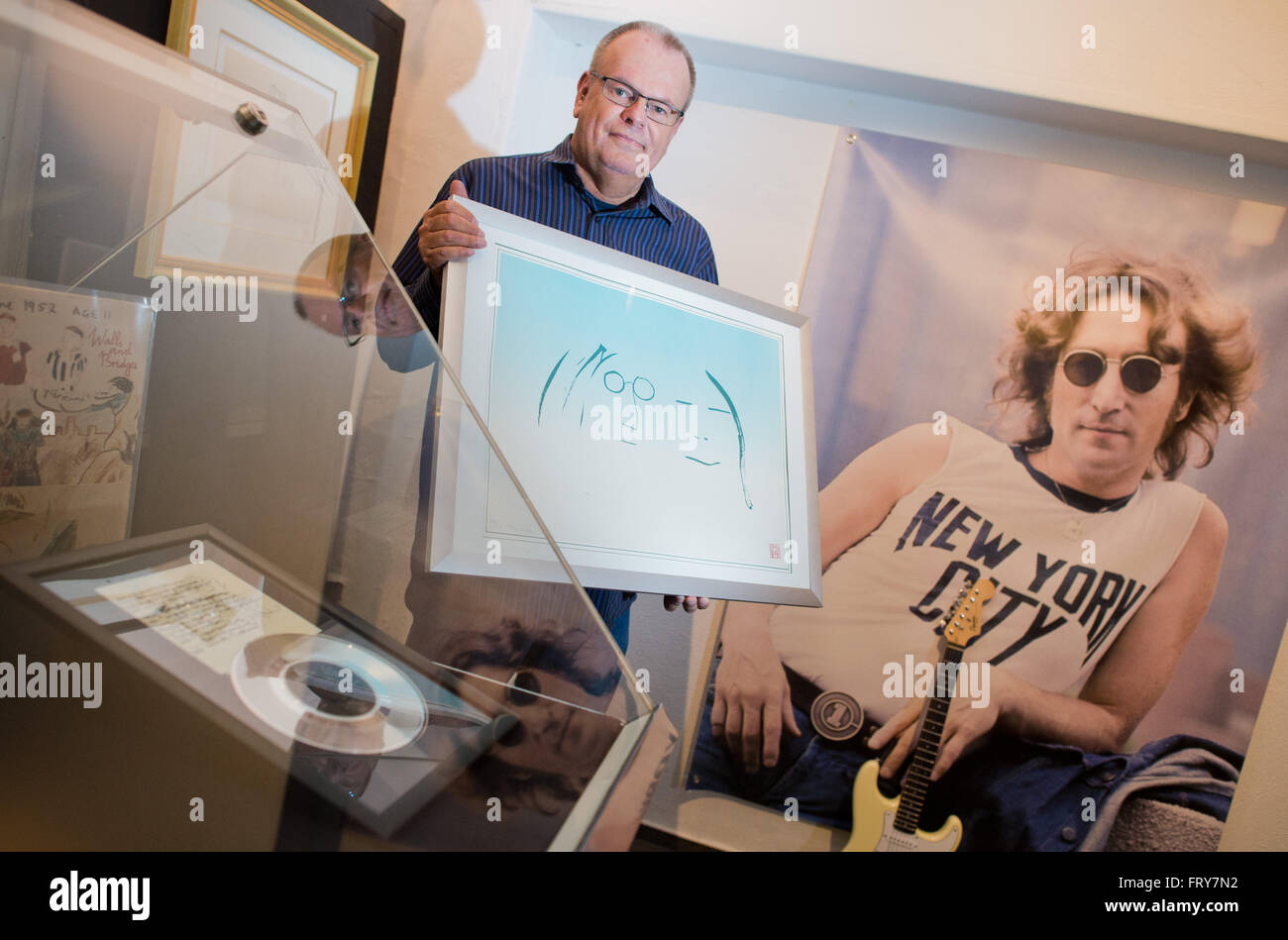 Hannover, Deutschland. 24. März 2016. Sammler Michael-Andreas Wahle zeigt Objekte aus der Ausstellung "The Art of John Lennon" im Theatermuseum in Hannover, Deutschland, 24. März 2016. Goldene Schallplatten, Kunstwerke und viele Sammlerstücke, die im Zusammenhang mit dem Musiker und Künstler John Lennon wird in das Theatermuseum bis 5. Juni 2016 gezeigt. Foto: JULIAN STRATENSCHULTE/Dpa/Alamy Live News Stockfoto