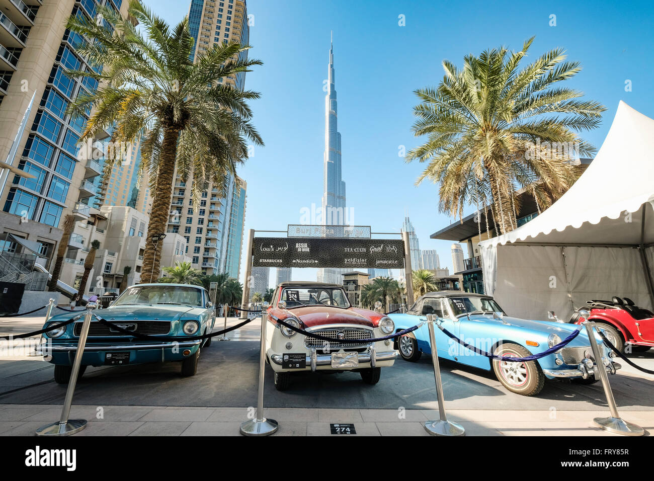 Dubai, Vereinigte Arabische Emirate. 24. März 2016. Autos auf dem Display vor Burj Khalifa am Eröffnungstag der 2016 Emirates Classic Car Festival in Downtown Dubai Vereinigte Arabische Emirate-Credit: Iain Masterton/Alamy Live News Stockfoto