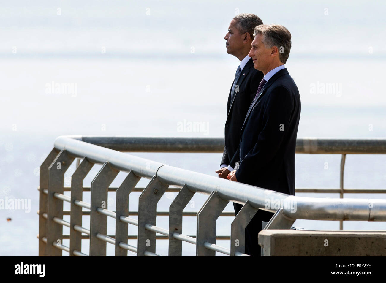 Buenos Aires, Argentinien. 24. März 2016. Argentiniens President Mauricio Macri (R) und US-Präsident Barack Obama Schweigen nach einem floralen Darbringung zu Ehren der Opfer, die während der Militärdiktatur in den Speicher-Park in Buenos Aires, der Hauptstadt von Argentinien, 24. März 2016 verschwunden. Präsidenten Mauricio Macri und Barack Obama nahmen an einer gemeinsamen Pressekonferenz im Speicher-Park die sie Refferred zur Achtung der Menschenrechte. Bildnachweis: Martin Zabala/Xinhua/Alamy Live-Nachrichten Stockfoto