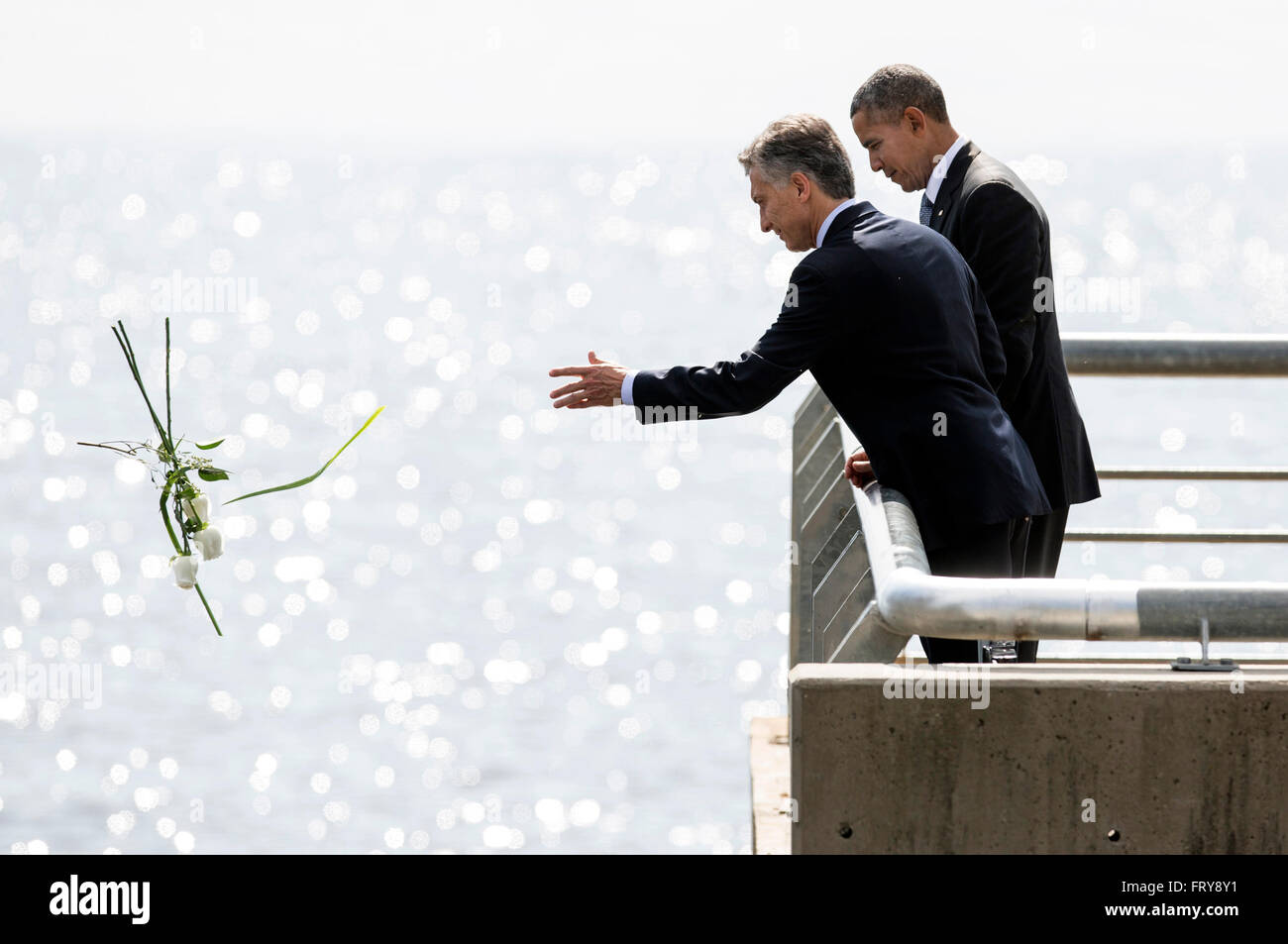 Buenos Aires, Argentinien. 24. März 2016. Argentiniens Präsident Mauricio Macri (L) und US-Präsident Barack Obama machen ein florales Angebot zu Ehren der Opfer, die während der Militärdiktatur im Speicher-Park, Buenos Aires, die Hauptstadt von Argentinien, 24. März 2016 verschwunden. Präsidenten Mauricio Macri und Barack Obama nahmen an einer gemeinsamen Pressekonferenz im Speicher-Park die sie Refferred zur Achtung der Menschenrechte. Bildnachweis: Martin Zabala/Xinhua/Alamy Live-Nachrichten Stockfoto