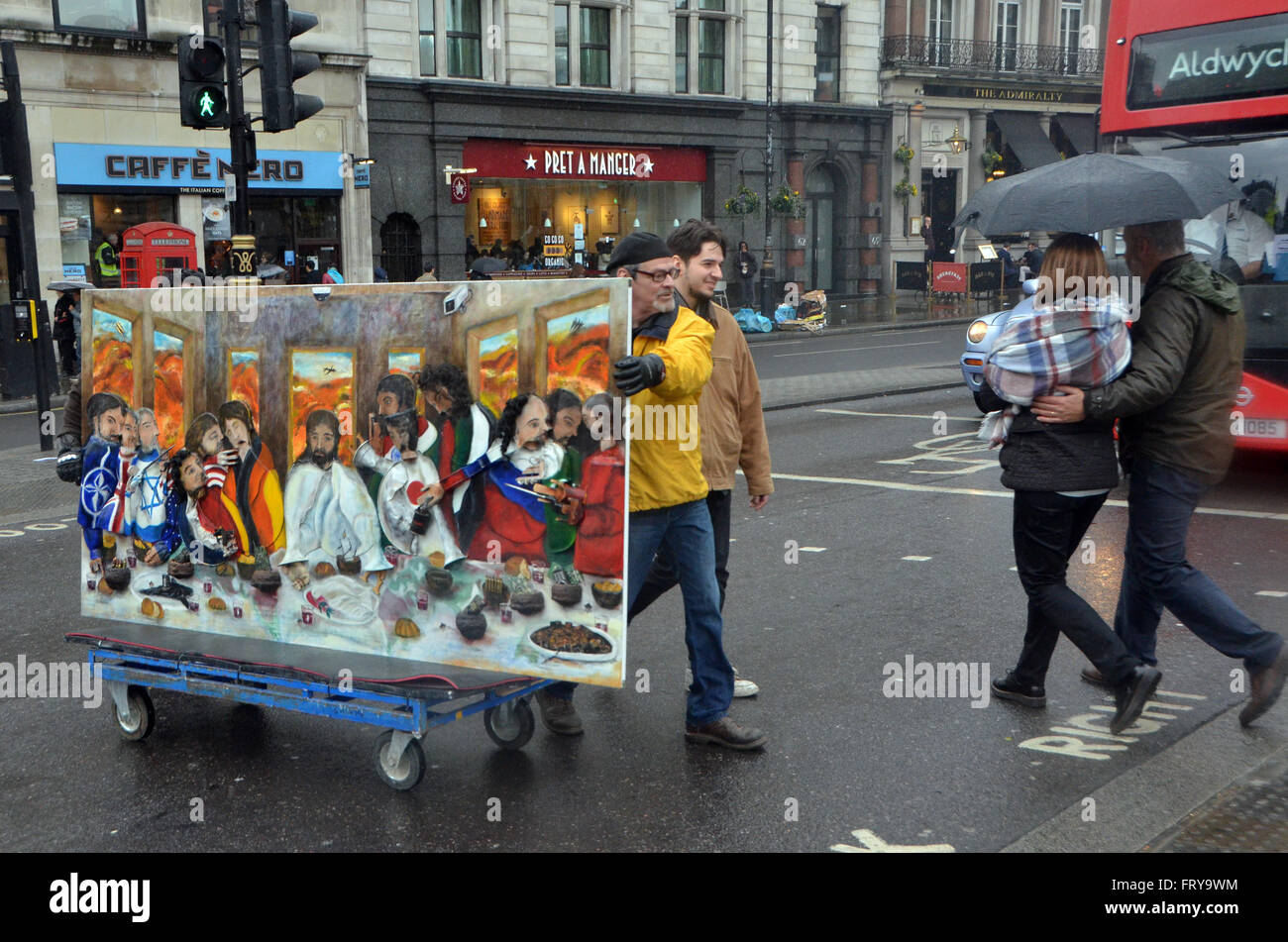 London, UK, 24. März 2016. UK-Wetter: Eine moderne Darstellung des letzten Abendmahls herangeschoben Whitehall im Regen und auf dem Trafalgar Square im Regen.  Vorbereitung auf die Passion Jesu Morgen am Trafalgar Square stattfinden.  Regentag im West End. Bildnachweis: JOHNNY ARMSTEAD/Alamy Live-Nachrichten Stockfoto