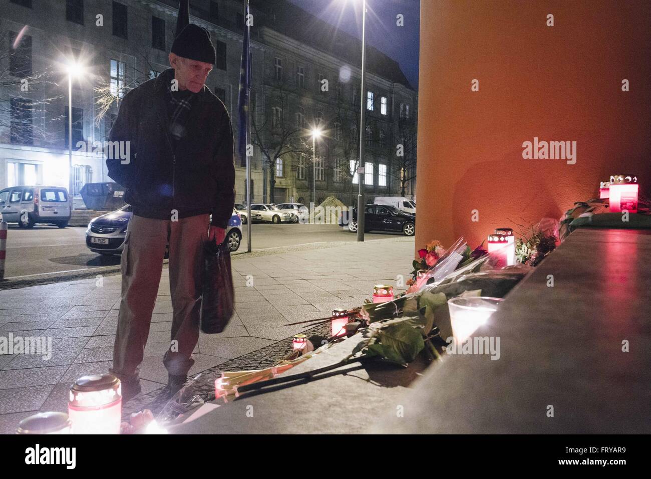 24. März 2016 - Berlin, Berlin Deutschland: Blumen und Kerzen gelegt auf den Stufen vor der belgischen Botschaft in Berlin einen Tag nach den Anschlägen vom islamischen Staat in Brüssel, Belgien. Mindestens 31 Menschen starben, bis zu 270 Personen wurden verletzt. © Jan Scheunert/ZUMA Draht/Alamy Live-Nachrichten Stockfoto