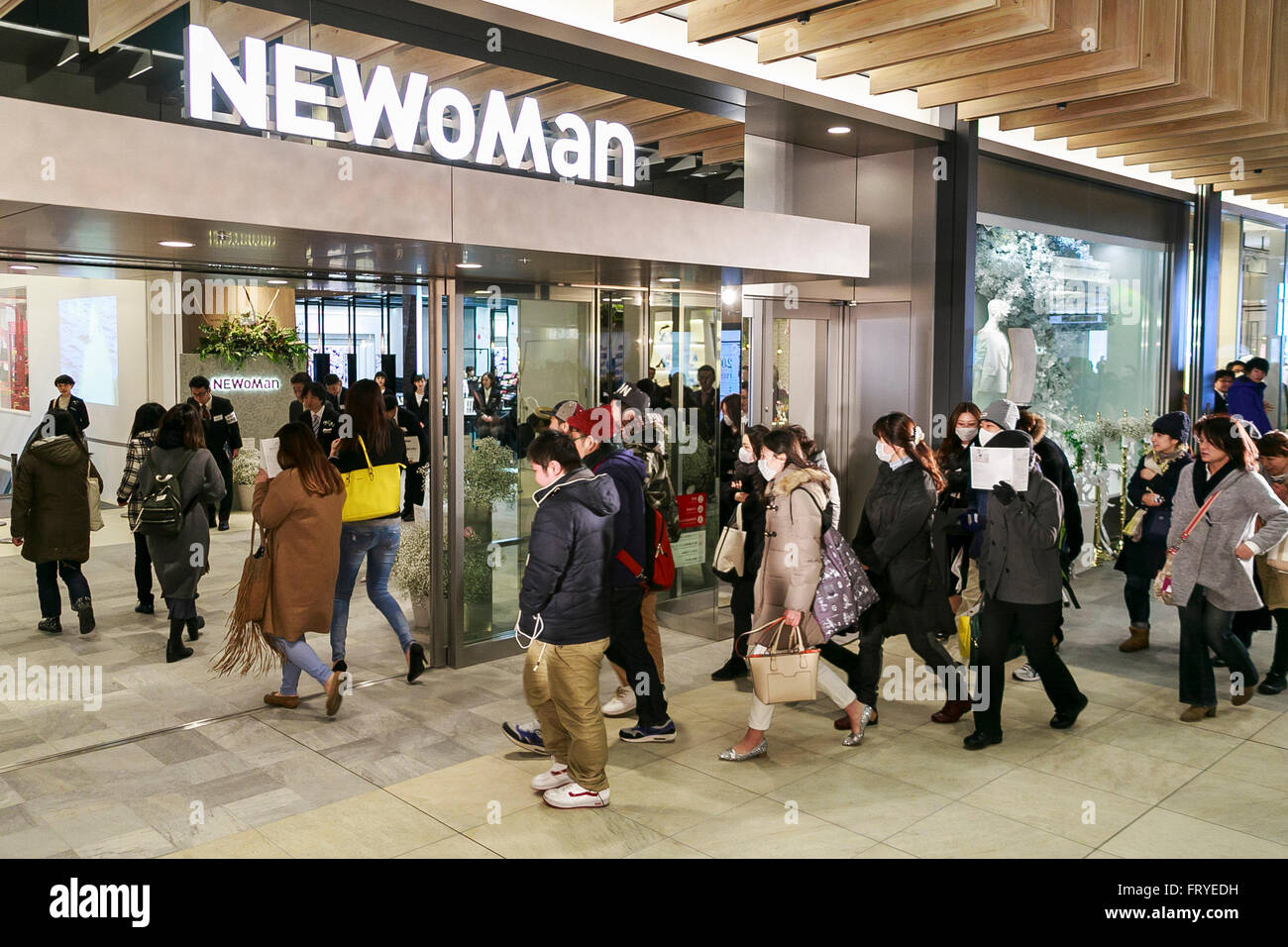 Menschen geben Sie zum ersten Mal das neue Kaufhaus NEWoMan in Shinjuku Einkaufsviertel am 25. März 2016, Tokio, Japan. Das NEWoMaN Kaufhaus öffnete seine Pforten für die Öffentlichkeit am 25 März und umfasst einige 100 Einzelhändler auf sechs Etagen JR Shinjuku Miraina Turm und das Empfangsgebäude JR Shinjuku Station neue Südausgang. Bahnhof Shinjuku-Funktionen in das Guinness Buch der Rekorde als weltweit verkehrsreichsten Verkehrsknotenpunkt mit über 3,3 Millionen Fahrgäste die Bahnhof jeden Tag im Jahr 2013 und die neue Abteilung strebt 20 Milliarden Yen in den jährlichen Verkäufen zu generieren. (Foto von Rodrigo Reyes Marin Stockfoto