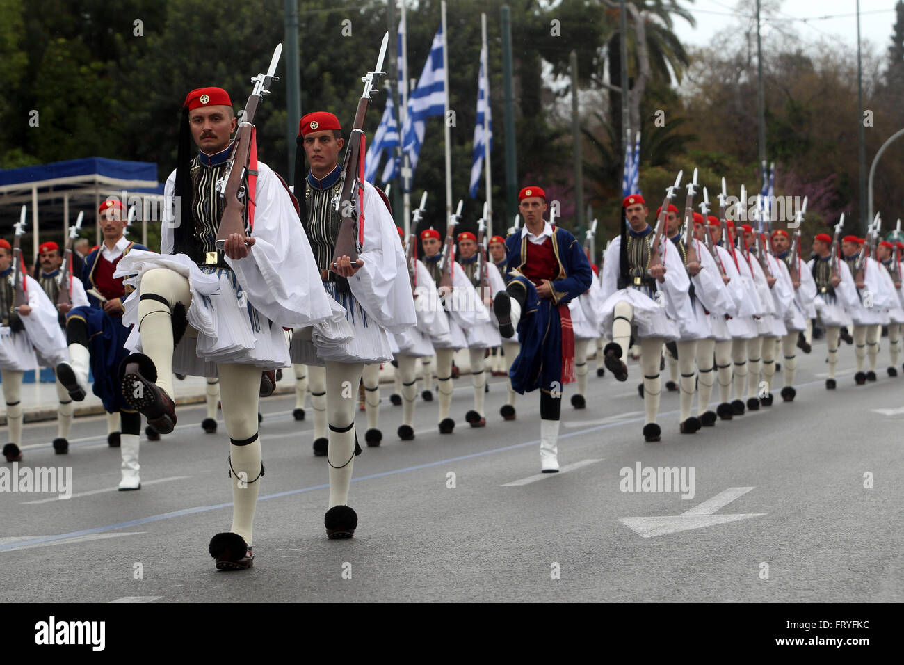 (160325)--Athen, 25. März 2016 (Xinhua)--griechische Armee Soldaten nehmen Sie Teil an der Independence Day Parade in Athen, Griechenland, am 25. März 2016. Die Unabhängigkeit-Tag markiert den Beginn der griechischen Revolution gegen die osmanische Herrschaft im Jahre 1821. (Xinhua/Marios Lolos) Stockfoto