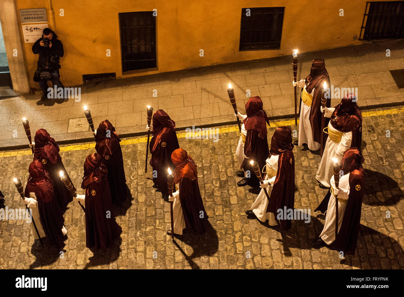 SANTANDER, SPANIEN. 24. März 2016 Nazarener der Bruderschaft des Heiligen Christus des Friedens durch die Straßen von Santander ihre Kerzen in der Nacht vom Gründonnerstag Credit: JOAQUÍN GÓMEZ SASTRE/Alamy Live News Stockfoto