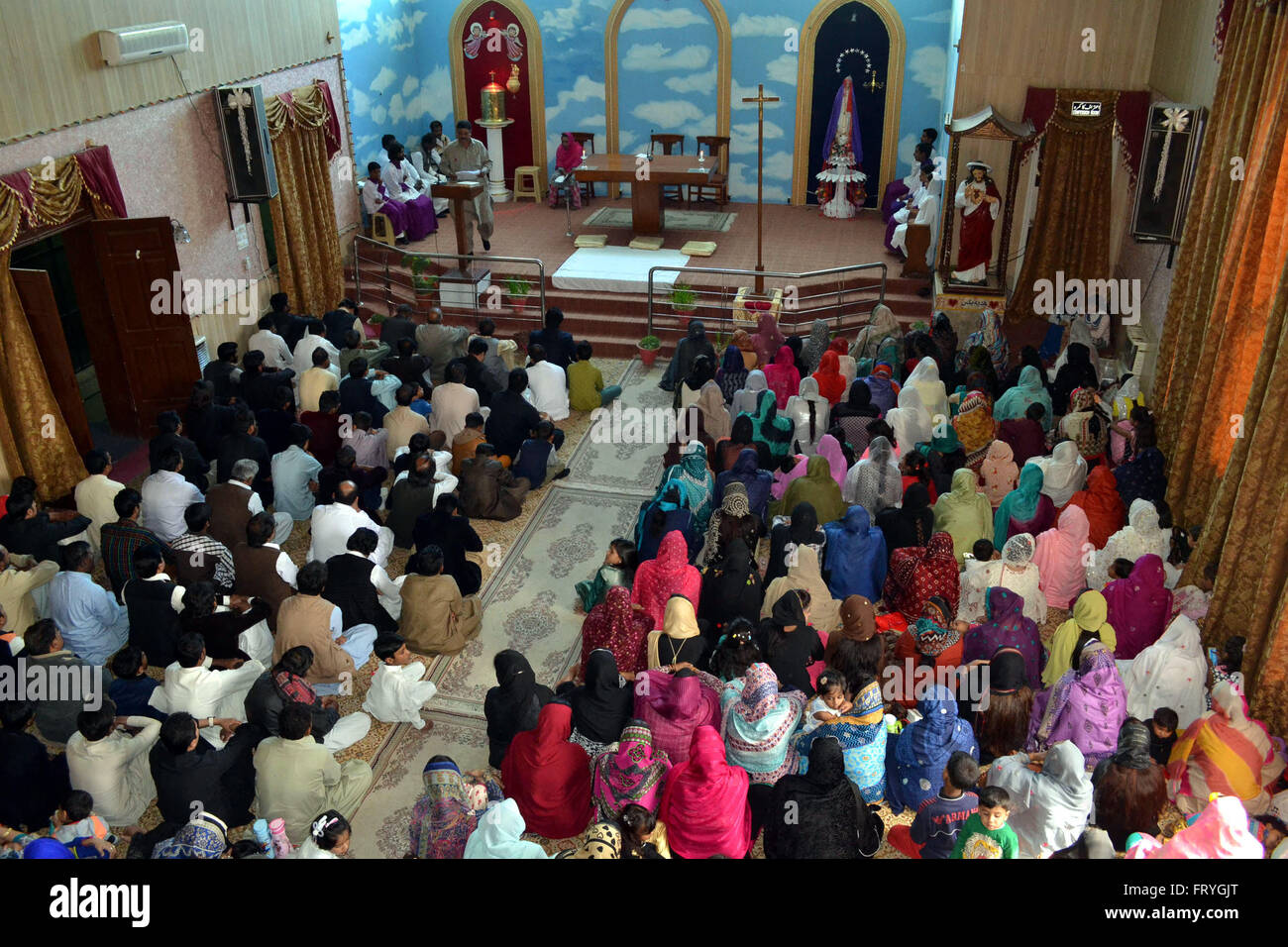 Quetta. 25. März 2016. Pakistanische Christen beten in einer Kirche am Karfreitag im Südwesten Pakistans Quetta, 25. März 2016. Christen auf der ganzen Welt kennzeichnen Karfreitag vor Ostersonntag während der Karwoche Gedenkfeiern. Bildnachweis: Asad/Xinhua/Alamy Live-Nachrichten Stockfoto