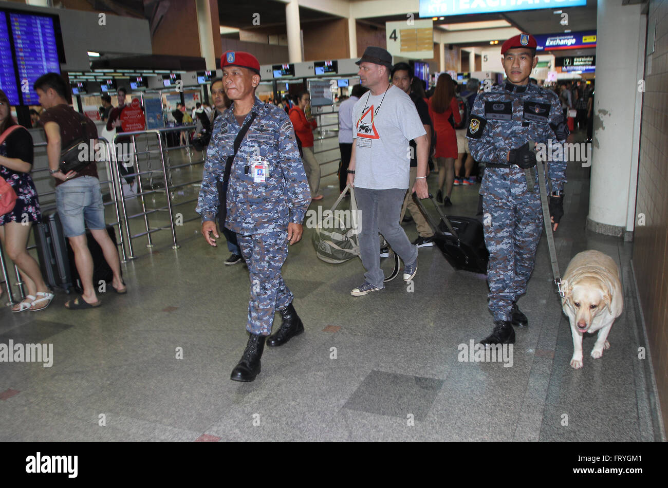 Thailand, Thailand. 25. März 2016. Ein Thai K9 Einheit Patrouillen und Hund Soldaten aus Royal Thai Air Force Security Forces Command zu erforschen und untersuchen den Sprengstoff am Don Mueang International Airport in Bangkok zur Vertrauensbildung bei Touristen, sowohl in Thailand als auch im Ausland nach den terroristischen Anschlags in Flughafen Brüssel in Belgien. Bildnachweis: Vichan Poti/Pacific Press/Alamy Live-Nachrichten Stockfoto