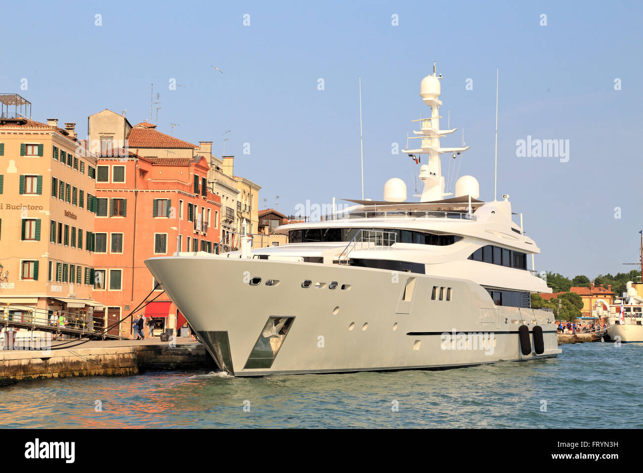 Rahil Moter Yacht Schiffe Jacht Motor Stockfotos und -bilder Kaufen - Alamy
