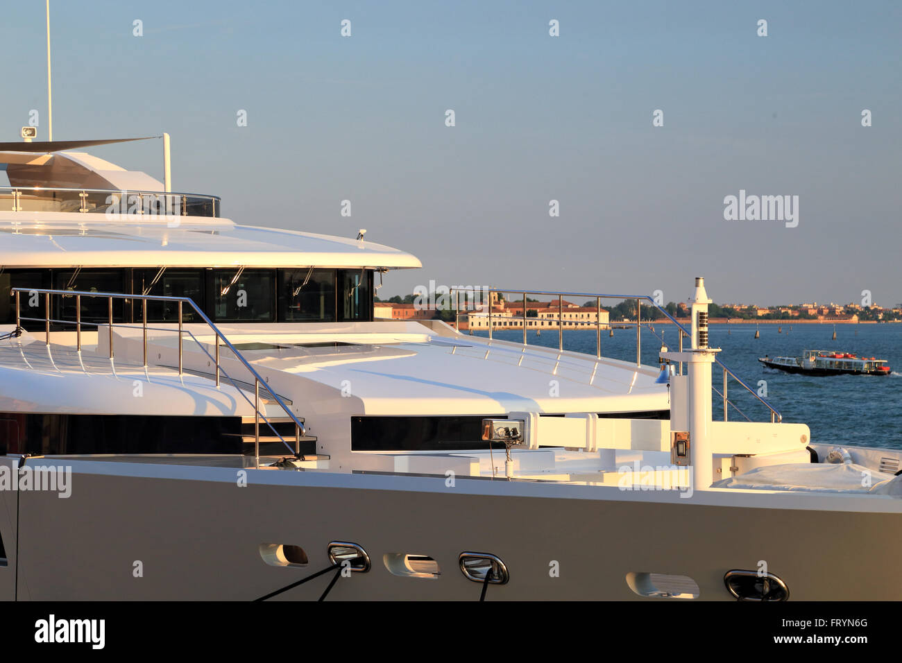 Rahil Moter Yacht Schiffe Jacht Motor Stockfotos und -bilder Kaufen - Alamy