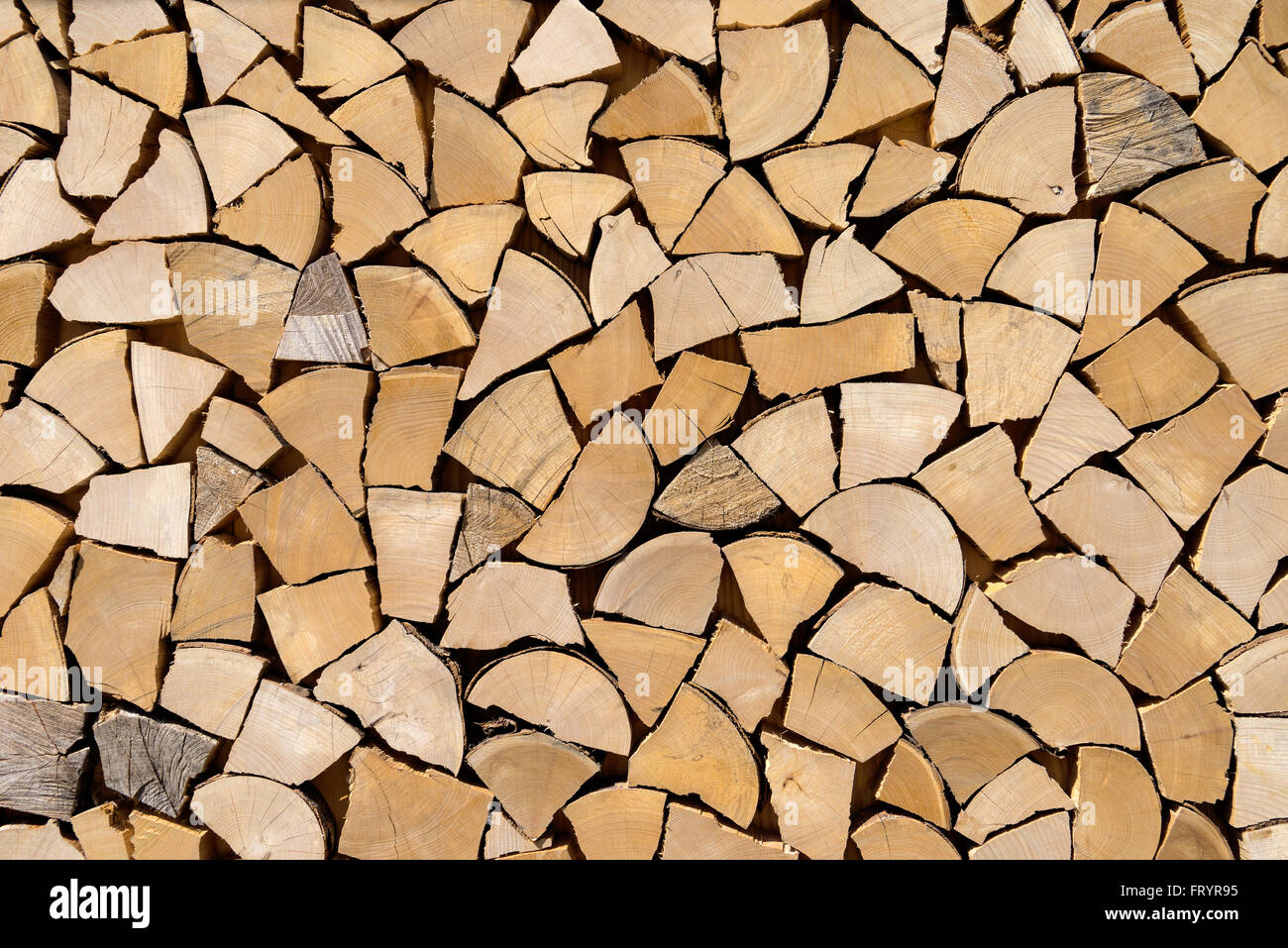 Nachgeahmte Holzstapel der kurze Holzstücke als echtes Holz Dekoration, genommen in Nahaufnahme. Stockfoto