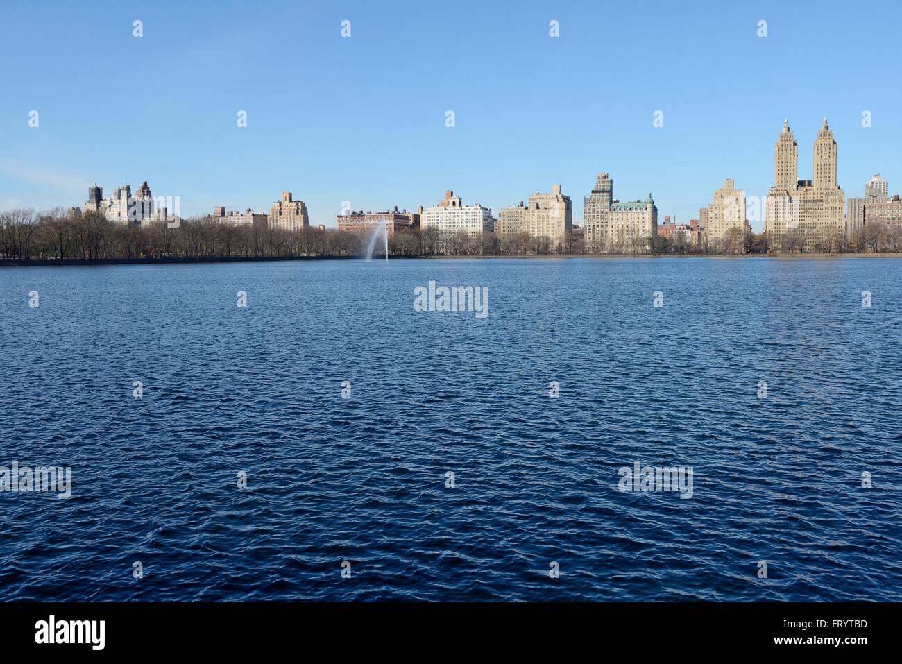 Panorama des Stausees Central Park, New York City, mit Eldorado aufbauend auf Hintergrund Stockfoto