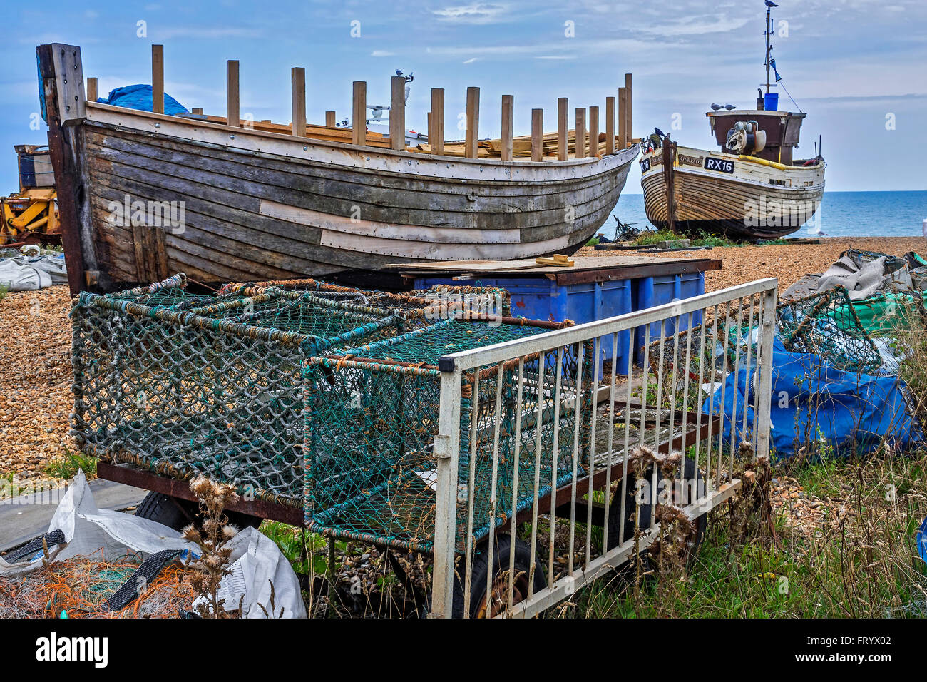 Hummer-Töpfe und Boote auf den Strand Hastings East Sussex UK Stockfoto