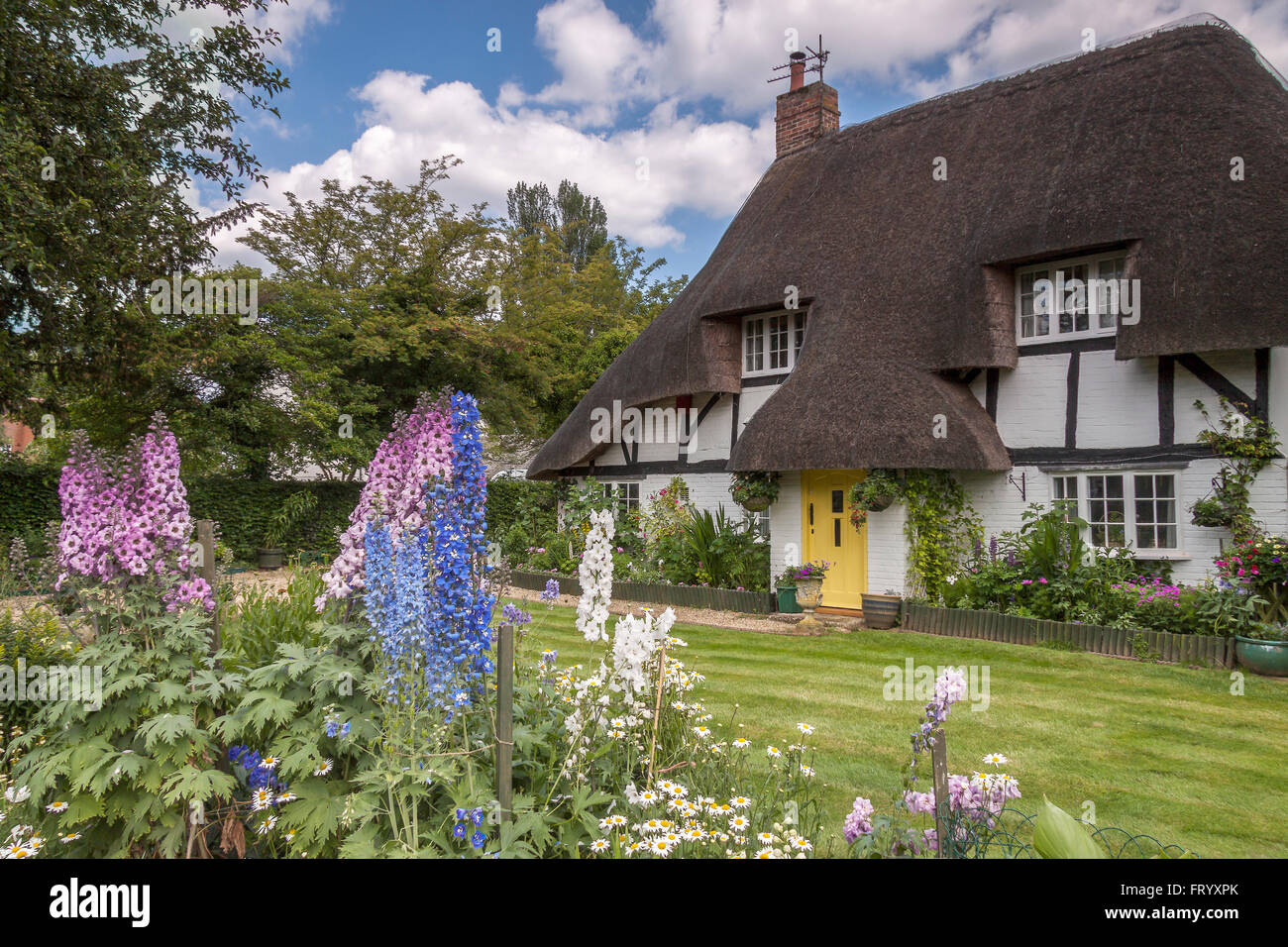 Strohgedeckte Häuschen und Garten Longparish Hampshire UK Stockfoto