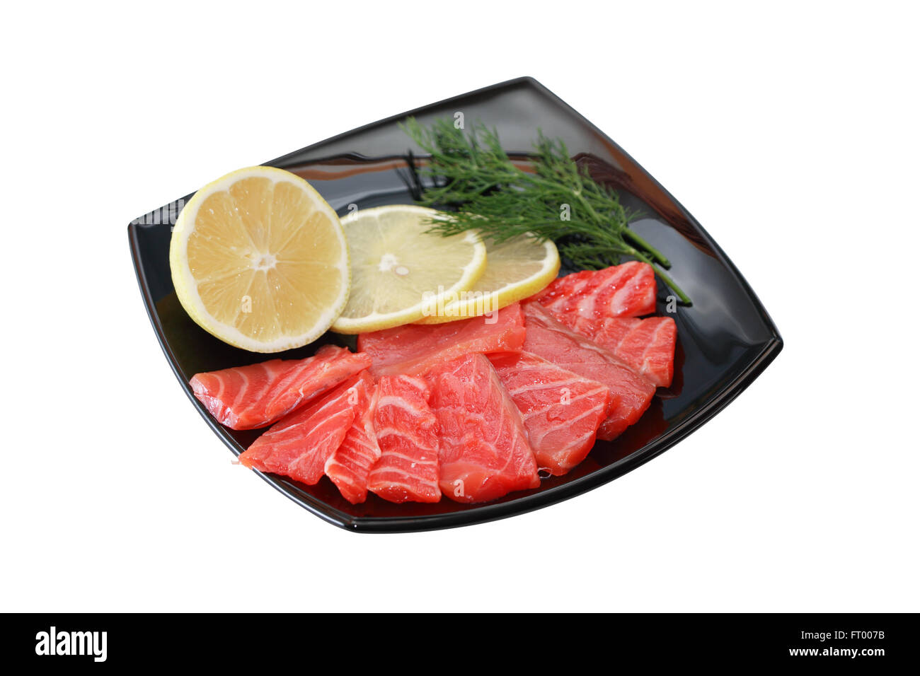 Scheiben Gesalzener Lachs mit Zitrone auf schwarzen Druckplatte. Isoliert mit Beschneidungspfad Stockfoto