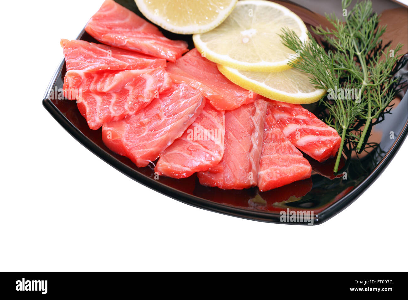 Scheiben Gesalzener Lachs mit Zitrone auf schwarzen Druckplatte. Isoliert mit Beschneidungspfad Stockfoto