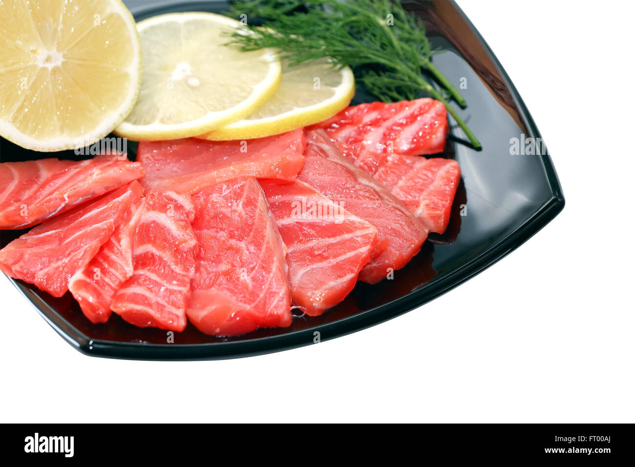 Scheiben Gesalzener Lachs mit Zitrone auf schwarzen Druckplatte. Isoliert mit Beschneidungspfad Stockfoto