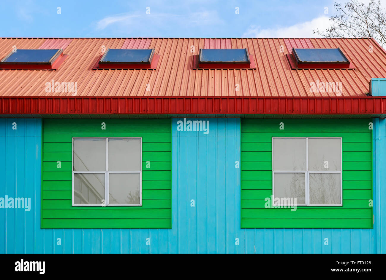 Bunte Wand Wohnhauses gegen blauen Himmel gemalt. Stockfoto