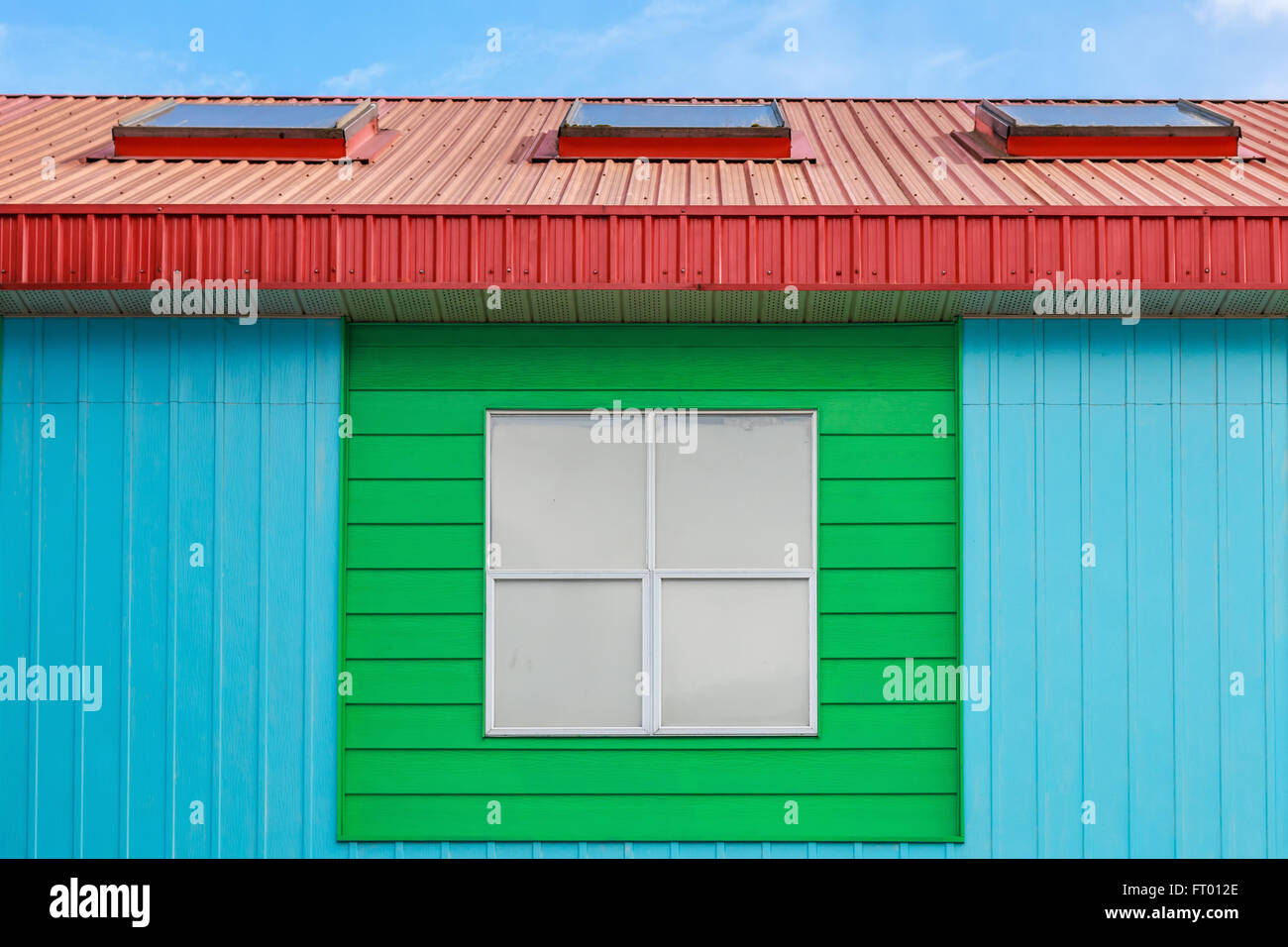 Bunte Wand Wohnhauses gegen blauen Himmel gemalt. Stockfoto