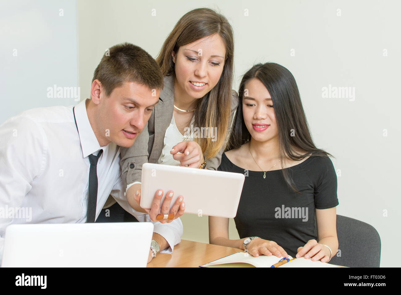 Multikulturelles Team Blick auf einem Tablet im Büro Stockfoto