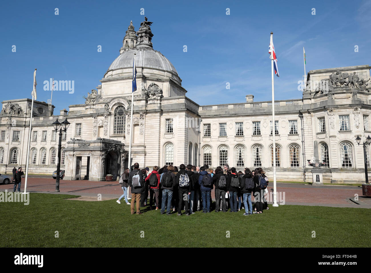 Eine Gruppe französischer Studenten vor dem Gebäude der Cardiff City Hall in Cardiff Wales Großbritannien KATHY DEWITT Stockfoto