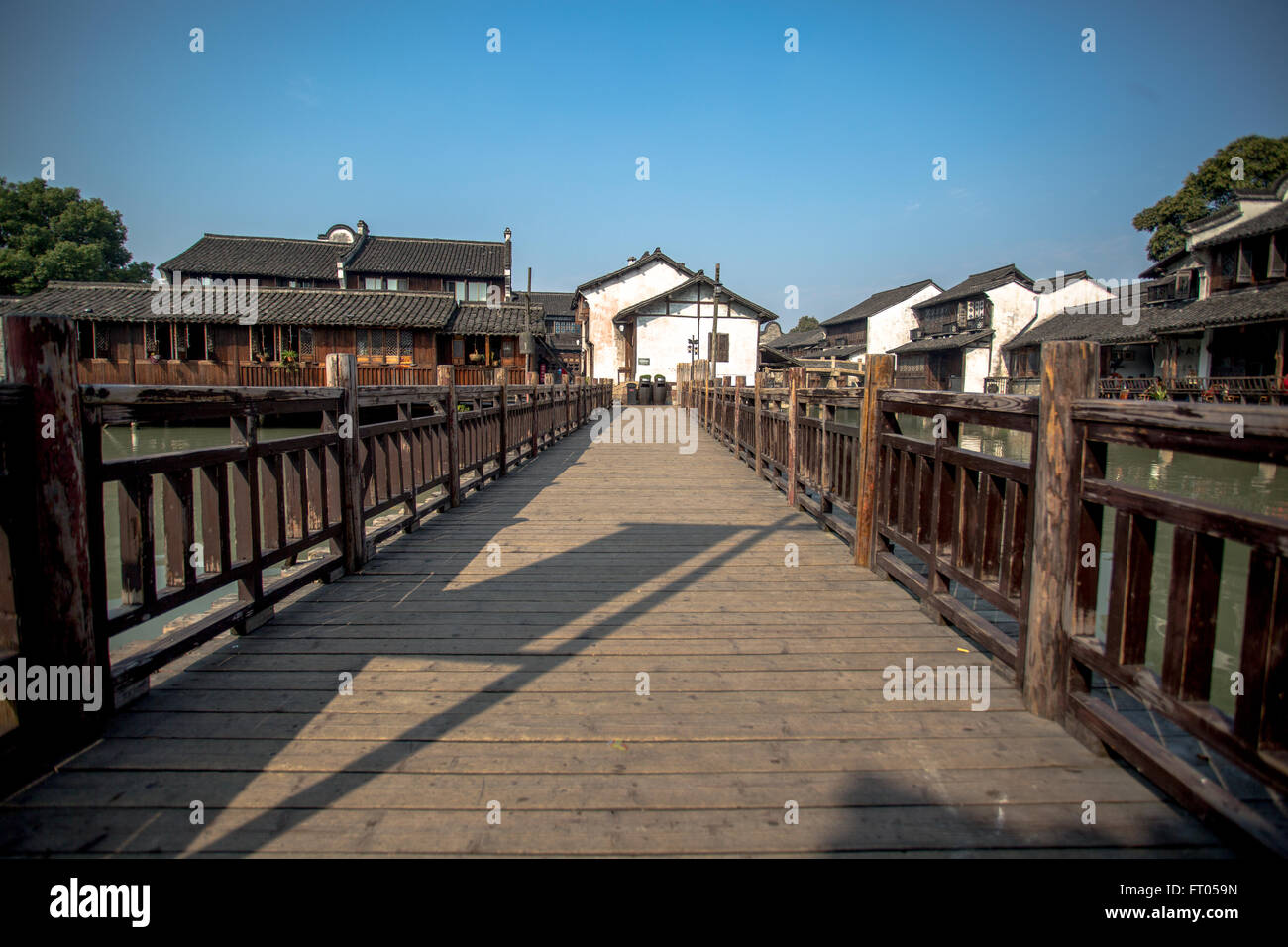 Kanal und Häuser in der alten Stadt Wuzhen Stockfoto