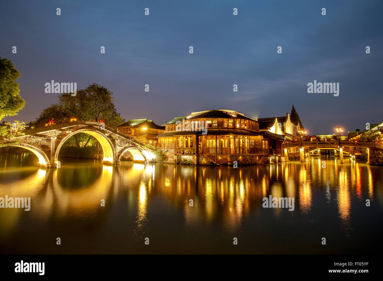 Mondnacht in Wuzhen, eine berühmte antike Stadt in der Provinz Zhejiang, China. Stockfoto