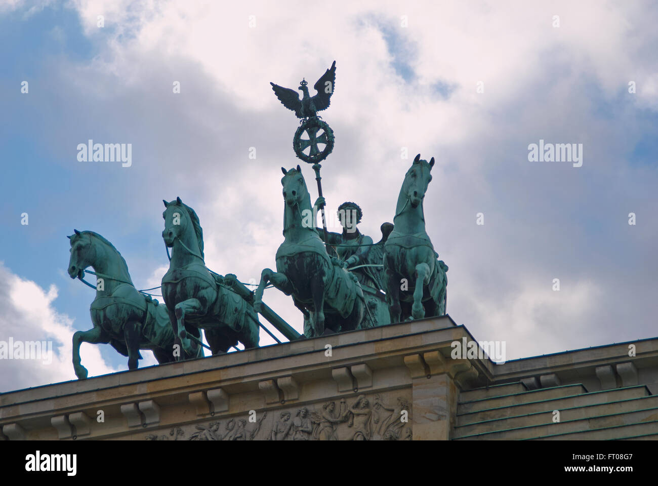 Die Quadriga auf dem Brandenburger Tor in Berlin, Deutschland, gelegen wurde von Johann Gottfried Schadow im Jahre 1793 als das Quad entworfen. Stockfoto