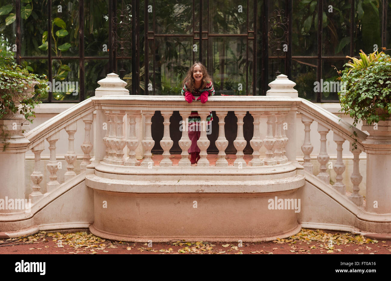 Mädchen vor dem Grünen Haus des Botanischen Gartens, Buenos Aires Stockfoto