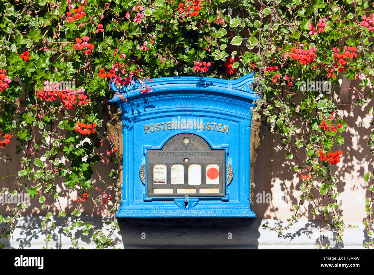Alte deutsche Postfach bei der Blume Wand Stockfoto