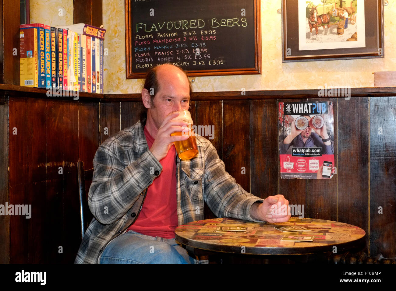 Reifen männlichen trinken einen Pint real Ale im Pub bar das Loch in der Wand Southsea England uk Stockfoto