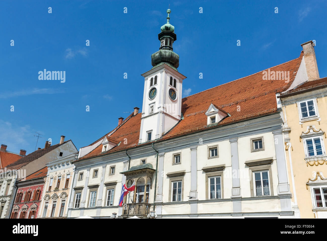Maribor Rathaus mit nationalen und kommunalen Fahnen und Flagge der EU. Slowenien. Stockfoto