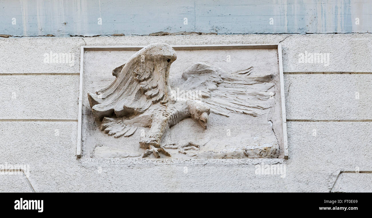 Maribor alt eingerichtetes Hausfassade mit Adler Bas Relief Closeup, Slowenien Stockfoto