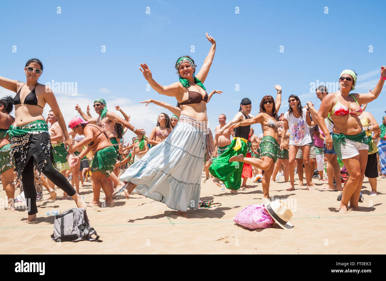 Tänzer, die einen Guinness Weltrekord für die meisten Menschen gleichzeitig Bauchtanz Stockfoto