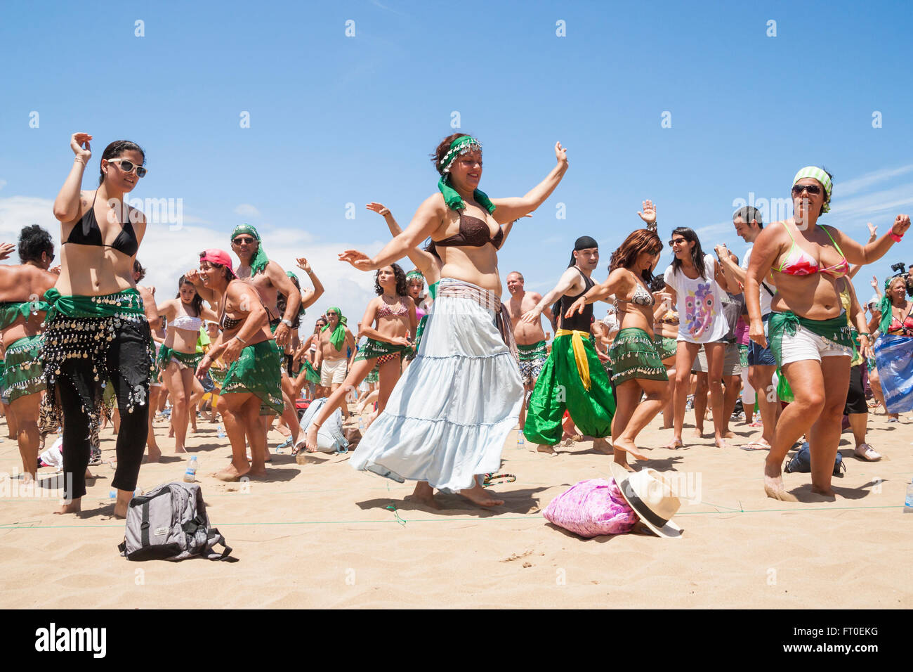 Tänzer, die einen Guinness Weltrekord für die meisten Menschen gleichzeitig Bauchtanz Stockfoto