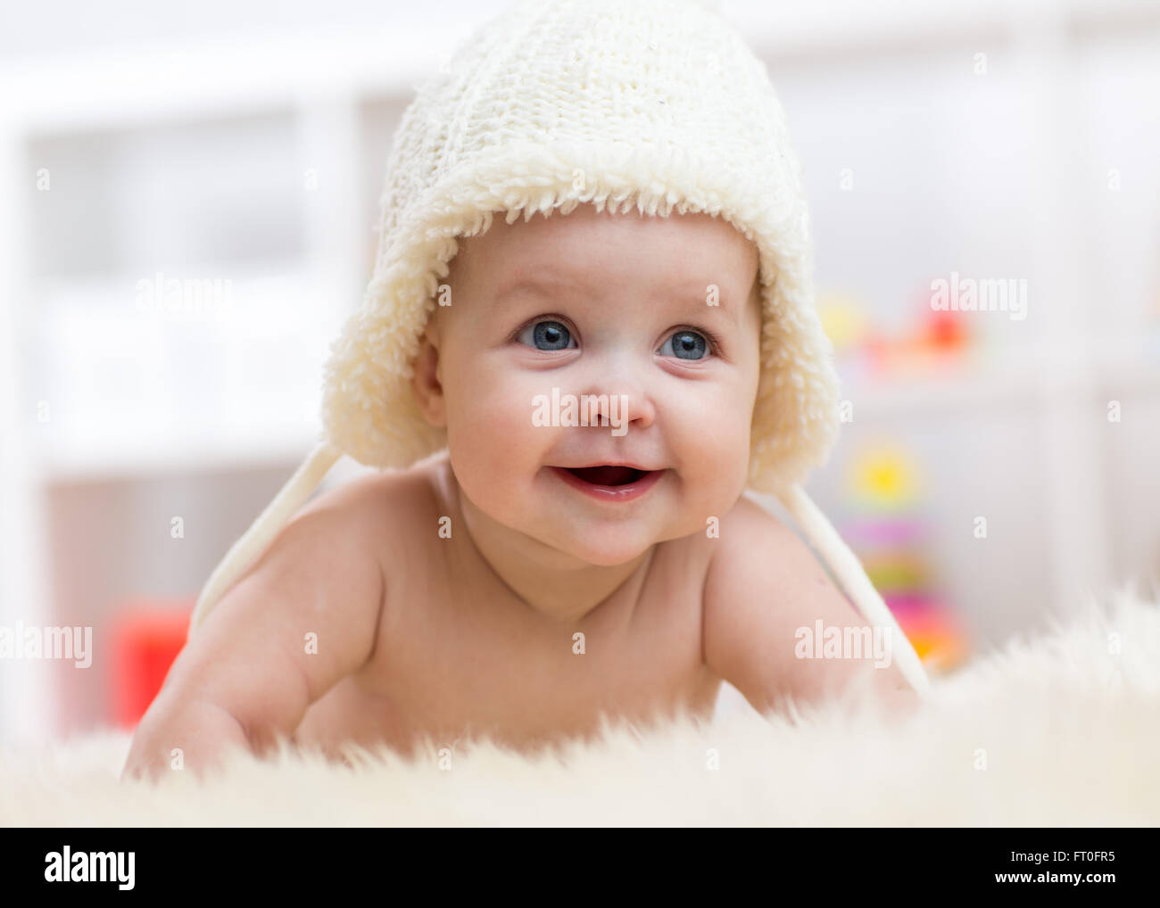 Einen niedlichen kleinen Baby einen weißen Hut Stockfoto