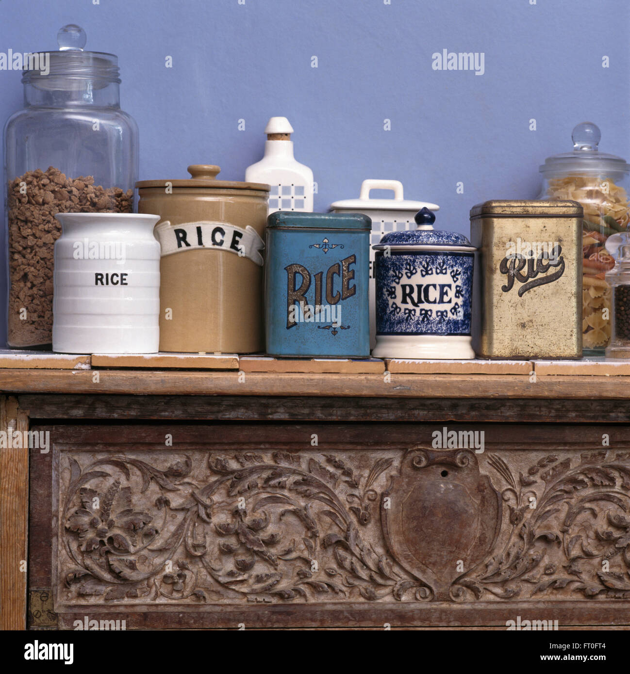 Vintage Vorratsdosen und Dosen am Kamin im 40er Stil Küche Stockfotografie  - Alamy