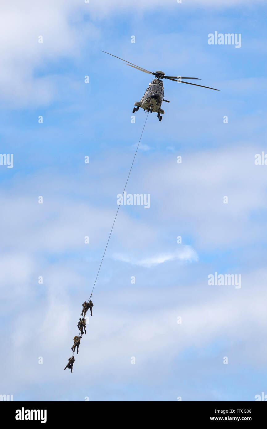 Aerospatiale AS332 (AS532, TH98) Super Puma militärische Hubschrauber T-340 der Schweizer Luftwaffe mit Special Forces Soldaten Stockfoto