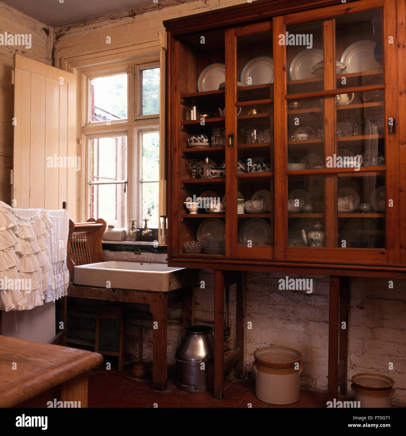 Antikes Waschbecken Stockfotos & Antikes Waschbecken Bilder - Alamy