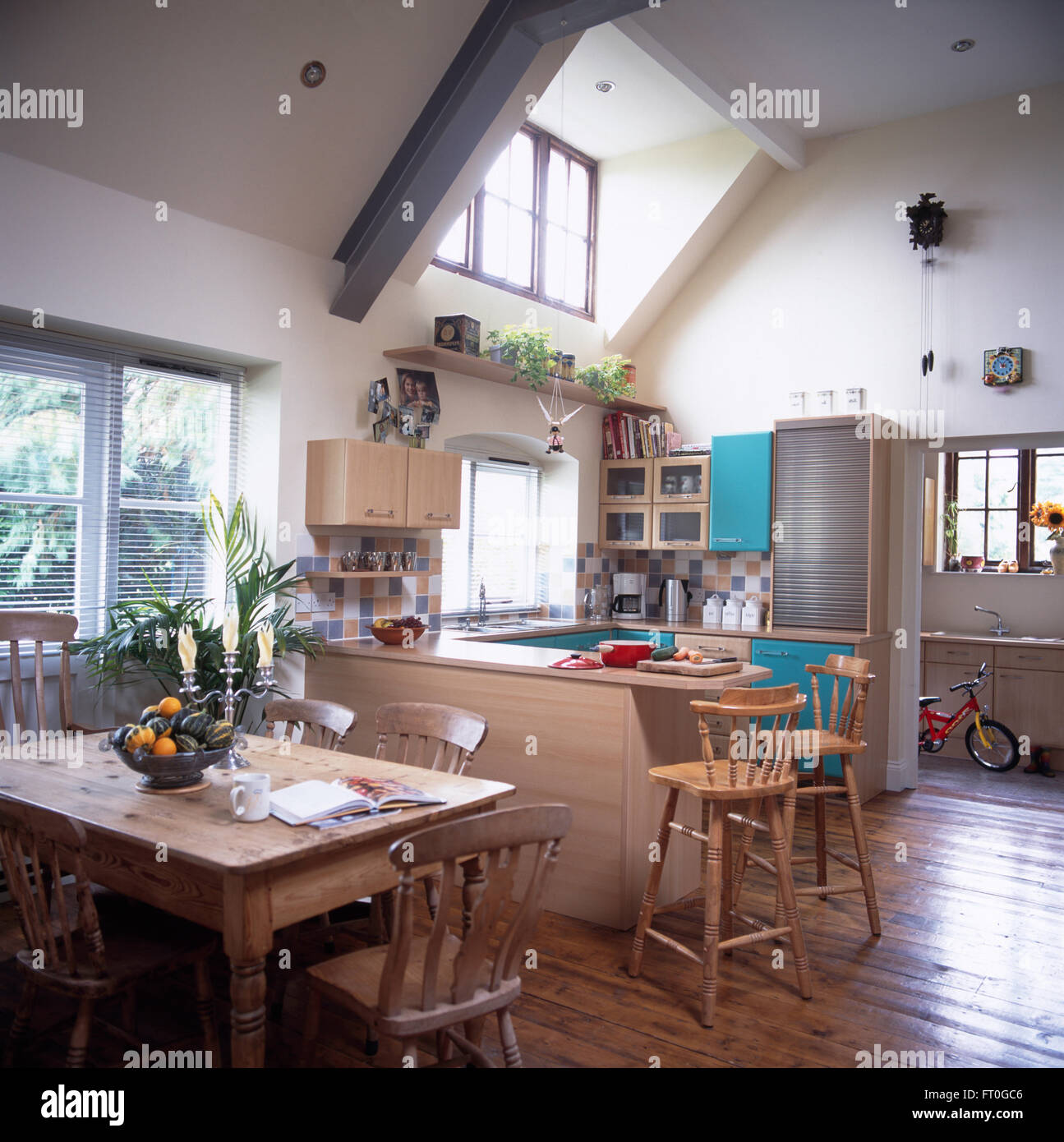 Kiefer Tisch und Stühle in der Küche-Esszimmer-Erweiterung mit Apex Dach und Holzboden Stockfoto